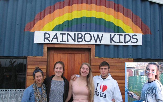 Vlnr is Clara Strydom, Nicola Jordaan, Mickyla Groenewald en Ayrton Martinengo voor die Rainbow Kids Créche in Beverley Hills, met Monique Hobkirk op die inlasfoto. (Foto: Hayley Jordaan)